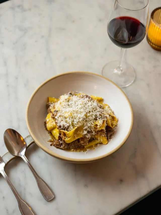 This week the Guest Chef kitchen slips satisfyingly into trattoria mode as we welcome NYC&rsquo;s Lower East Side gem, Forsythia, into the fold.

Expect unapologetically comforting Italian cooking, executed with serious finesse. With dishes like &rsquo;𝘊𝘢𝘯𝘯𝘦𝘭𝘭𝘰𝘯𝘪, 𝘗𝘳𝘰𝘴𝘤𝘪𝘶𝘵𝘵𝘰, 𝘝𝘦𝘢𝘭, 𝘞𝘩𝘪𝘵𝘦 𝘛𝘳𝘶𝘧𝘧𝘭𝘦 𝘉&eacute;𝘤𝘩𝘢𝘮𝘦𝘭&rsquo;; &lsquo;𝘈𝘨𝘯𝘰𝘭𝘰𝘵𝘵𝘪 𝘋𝘦𝘭 𝘗𝘭𝘪𝘯, 𝘉𝘳𝘢𝘪𝘴𝘦𝘥 𝘚𝘩𝘰𝘳𝘵 𝘙𝘪𝘣𝘴, 𝘋𝘶𝘤𝘬 𝘑𝘶𝘴, 𝘉𝘶𝘵𝘵𝘦𝘳&rsquo;; and &lsquo;𝘊𝘰𝘵𝘰𝘭𝘦𝘵𝘵𝘢 𝘢𝘭𝘭𝘢 𝘔𝘪𝘭𝘢𝘯𝘦𝘴𝘦, 𝘊𝘢𝘣𝘣𝘢𝘨𝘦 𝘗𝘶𝘳&eacute;𝘦, 𝘔𝘢𝘳𝘴𝘢𝘭𝘢, 𝘉𝘳𝘢𝘪𝘴𝘦𝘥 𝘊𝘩𝘢𝘳𝘥&rsquo; doing some heavy-lifting. It&rsquo;s winter comfort food, done right... 

There&rsquo;s still space to join us, come settle in.