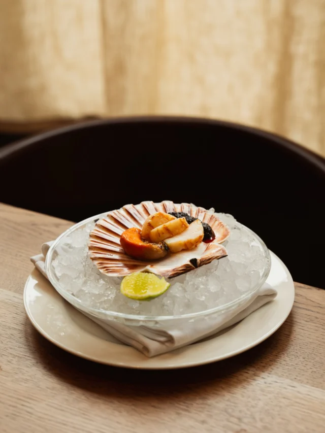 The mighty Scottish scallop.

Buttery. Sweet. Barely needs an introduction.

Ours are hand-dived in the cold, clear waters off Orkney and rushed straight to us by our friends at Keltic Seafare.

We slice them thin, 𝘵𝘪𝘳𝘢𝘥𝘪𝘵𝘰-𝘴𝘵𝘺𝘭𝘦, and dress them with black guacachile. Made with toasted garlic, fresh and dried chillies pounded to a paste, before we add a flood of citrus, coriander and red onion.

A dish that captures @cometa.restaurant in a single bite, celebrating the very best of British waters through a creative and modern Mexican lens.