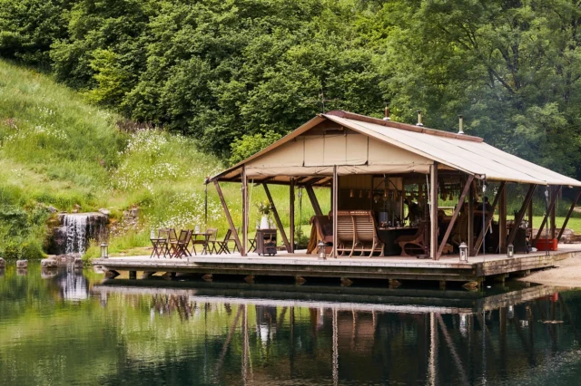 This summer we return to the breathtaking surroundings of Guy Ritchie&rsquo;s AONB Wiltshire estate with another season of &lsquo;𝘵𝘩𝘦 𝘜𝘒&rsquo;𝘴 𝘮𝘰𝘴𝘵 𝘥𝘦𝘭𝘪𝘤𝘪𝘰𝘶𝘴 𝘸𝘦𝘦𝘬𝘦𝘯𝘥 𝘢𝘸𝘢𝘺&rsquo; (Cond&eacute; Nast Traveller).

The format remains the same this year (a two-night luxury countryside retreat culminating in a world-class guest chef experience in the director&rsquo;s stunning lakeside WildKitchen), with a whole new crop of outstanding chefs and a handful of returning favourites creating magic in that most unique of kitchens &mdash; the full line-up announcement coming soon.

The Ashcombe Estate x Carousel summer series runs from May to September. Rooms have been filling up fast so we advise booking early to secure your spot. Link is in our bio.

𝙀𝙣-𝙨𝙪𝙞𝙩𝙚 𝙙𝙤𝙪𝙗𝙡𝙚 𝙧𝙤𝙤𝙢𝙨 𝙖𝙧𝙚 𝙖𝙫𝙖𝙞𝙡𝙖𝙗𝙡𝙚 𝙛𝙧𝙤𝙢 &pound;375 𝙥𝙚𝙧 𝙣𝙞𝙜𝙝𝙩 (𝙛𝙤𝙧 𝙖 𝙢𝙞𝙣𝙞𝙢𝙪𝙢 𝙩𝙬𝙤-𝙣𝙞𝙜𝙝𝙩 𝙨𝙩𝙖𝙮) 𝙬𝙞𝙩𝙝 𝙗𝙧𝙚𝙖𝙠𝙛𝙖𝙨𝙩 𝙞𝙣𝙘𝙡𝙪𝙙𝙚𝙙.
𝙏𝙝𝙚 𝙜𝙪𝙚𝙨𝙩 𝙘𝙝𝙚𝙛 𝙙𝙞𝙣𝙣𝙚𝙧 𝙞𝙣 𝙩𝙝𝙚 𝙒𝙞𝙡𝙙𝙆𝙞𝙩𝙘𝙝𝙚𝙣 𝙞𝙨 𝙥𝙧𝙞𝙘𝙚𝙙 𝙖𝙩 &pound;175𝙥𝙥, 𝙬𝙞𝙩𝙝 𝙙𝙧𝙞𝙣𝙠𝙨 𝙖𝙣𝙙 𝙨𝙚𝙧𝙫𝙞𝙘𝙚 𝙘𝙝𝙖𝙧𝙜𝙚𝙙 𝙤𝙣 𝙩𝙤𝙥.
𝙂𝙞𝙛𝙩 𝙘𝙖𝙧𝙙𝙨 𝙖𝙧𝙚 𝙖𝙡𝙨𝙤 𝙖𝙫𝙖𝙞𝙡𝙖𝙗𝙡𝙚.